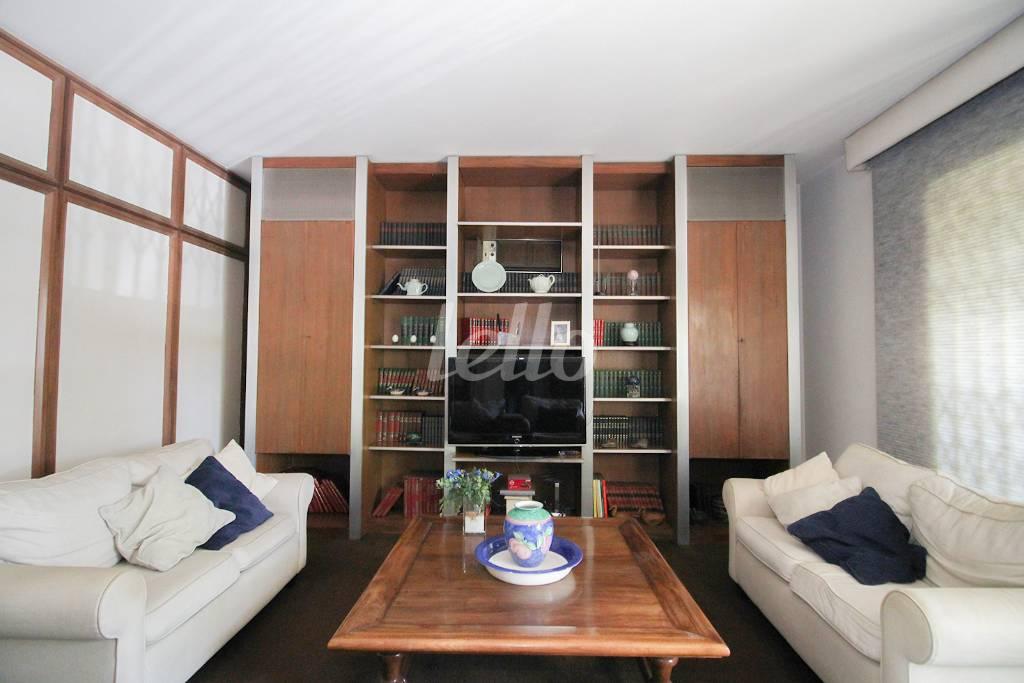 SALA DE TV de Casa para alugar, sobrado com 600 m², 5 quartos e 6 vagas em Jardim Guedala - São Paulo