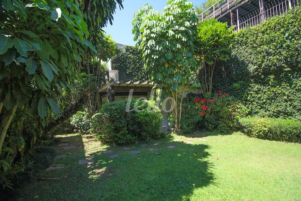 FUNDOS de Casa para alugar, sobrado com 600 m², 5 quartos e 6 vagas em Jardim Guedala - São Paulo