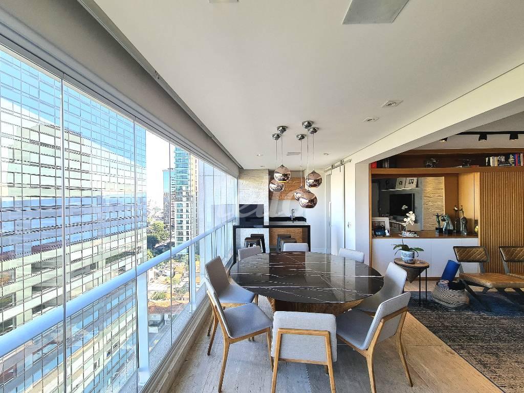 VARANDA de Apartamento à venda, Padrão com 134 m², 2 quartos e 2 vagas em Cidade Monções - São Paulo