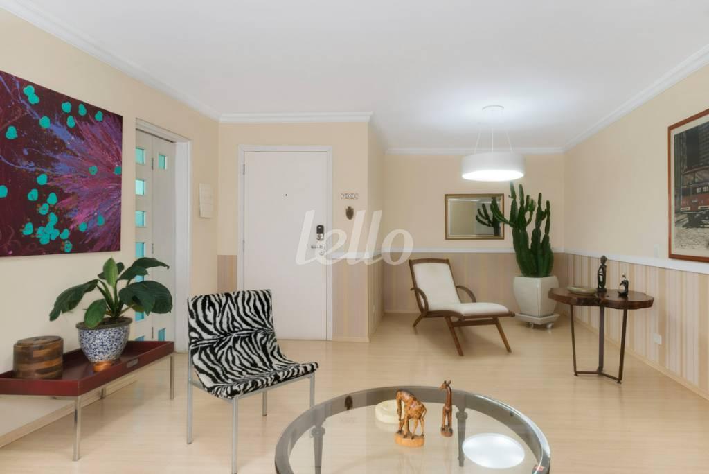 SALA de Apartamento para alugar, Padrão com 105 m², 3 quartos e 2 vagas em Cerqueira Cesar - São Paulo
