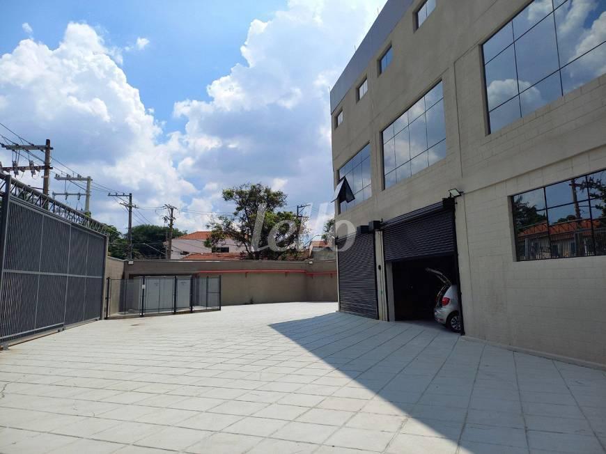 AREA EXTERNA de Galpão/Armazém para alugar, Padrão com 4162 m², e 28 vagas em Lapa de Baixo - São Paulo