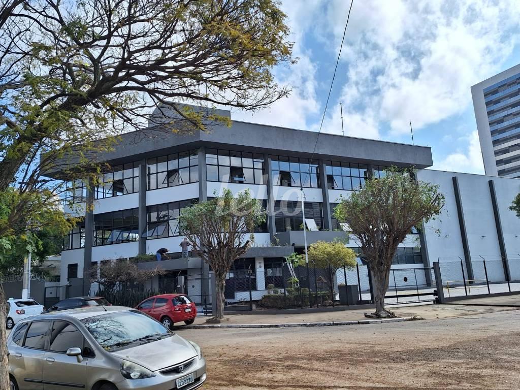 FACHADA de Galpão/Armazém para alugar, Padrão com 3647 m², e 35 vagas em Parque Industrial Tomas Edson - São Paulo