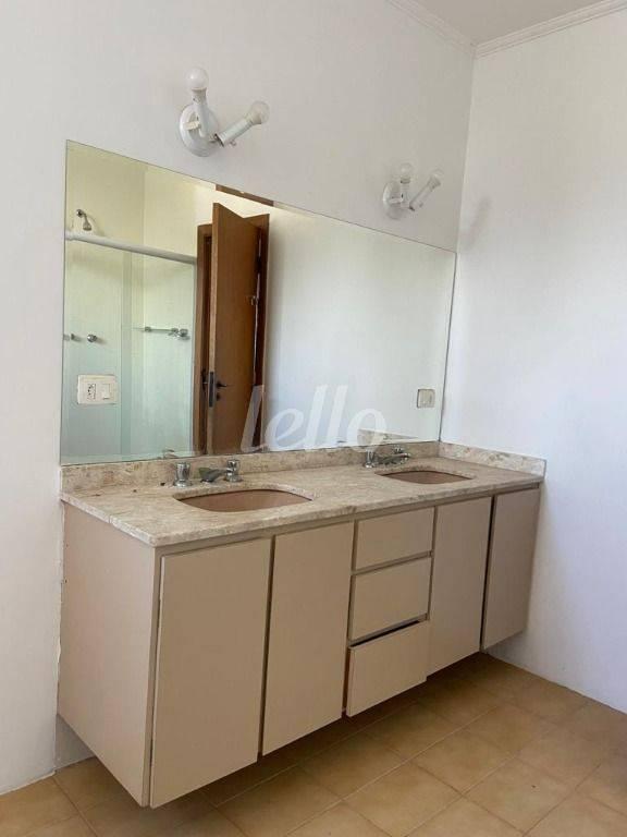 BANHEIRO SUITE 1 de Apartamento para alugar, Padrão com 237 m², 3 quartos e 3 vagas em Real Parque - São Paulo
