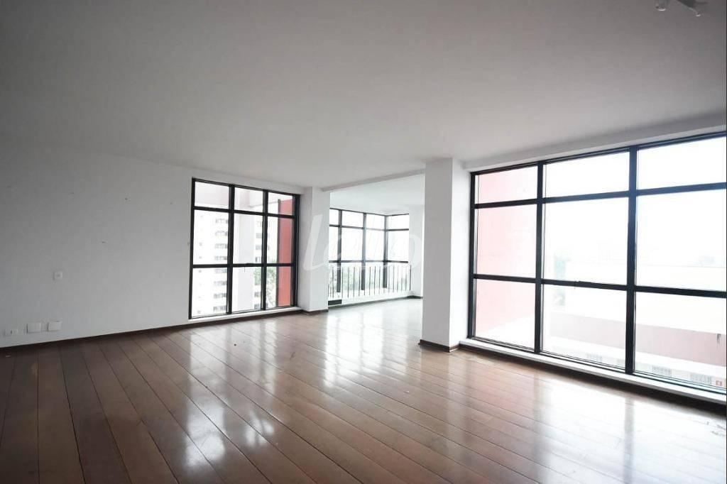SALA de Apartamento para alugar, Padrão com 237 m², 3 quartos e 3 vagas em Real Parque - São Paulo