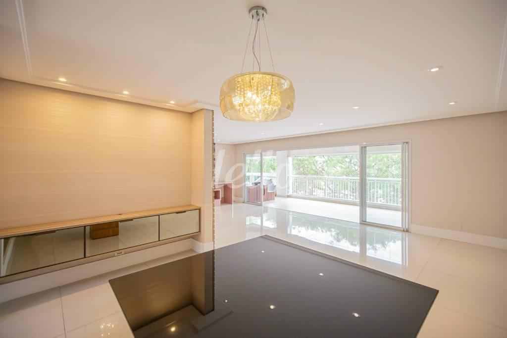 SALA 2 AMBIENTES de Apartamento para alugar, Padrão com 206 m², 3 quartos e 3 vagas em Vila Romana - São Paulo