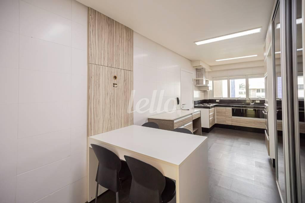 COZINHA de Apartamento para alugar, Padrão com 206 m², 3 quartos e 3 vagas em Vila Romana - São Paulo