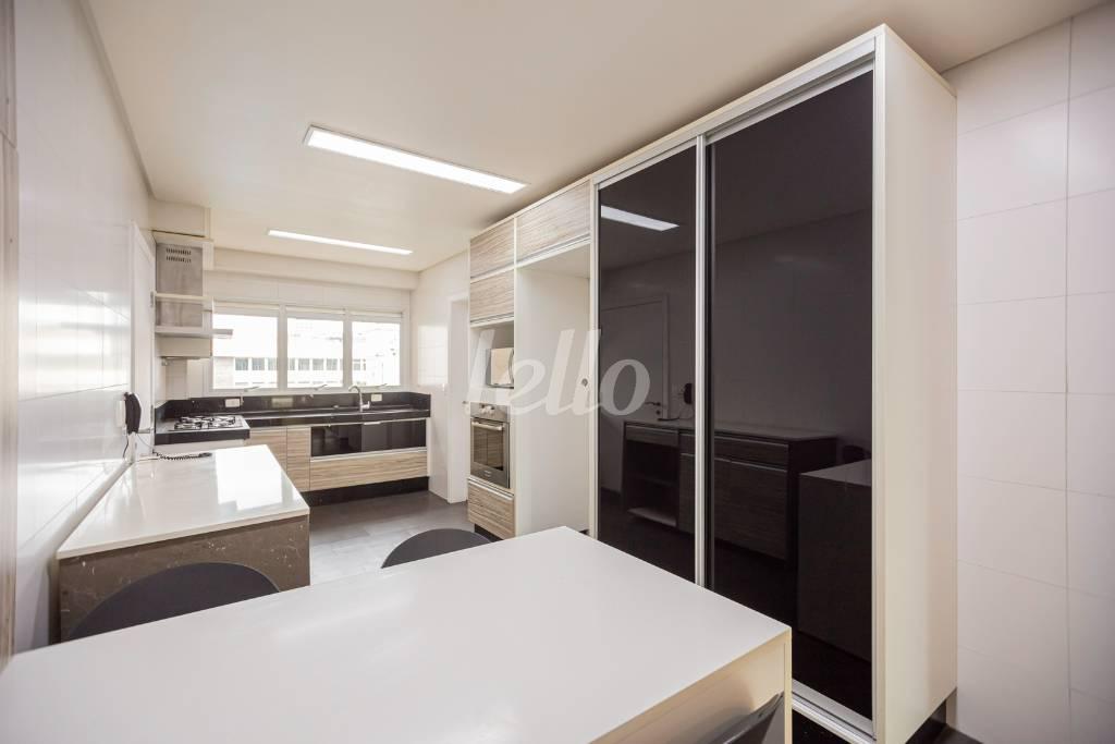 COZINHA de Apartamento para alugar, Padrão com 206 m², 3 quartos e 3 vagas em Vila Romana - São Paulo