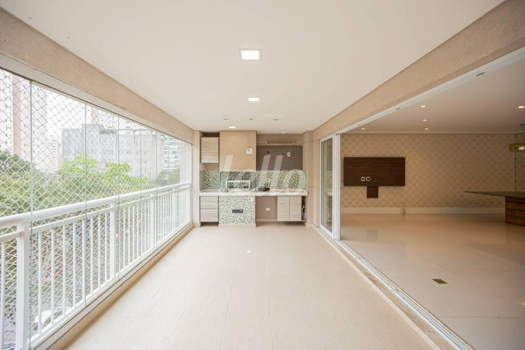 VARANDA GOURMET de Apartamento para alugar, Padrão com 206 m², 3 quartos e 3 vagas em Vila Romana - São Paulo