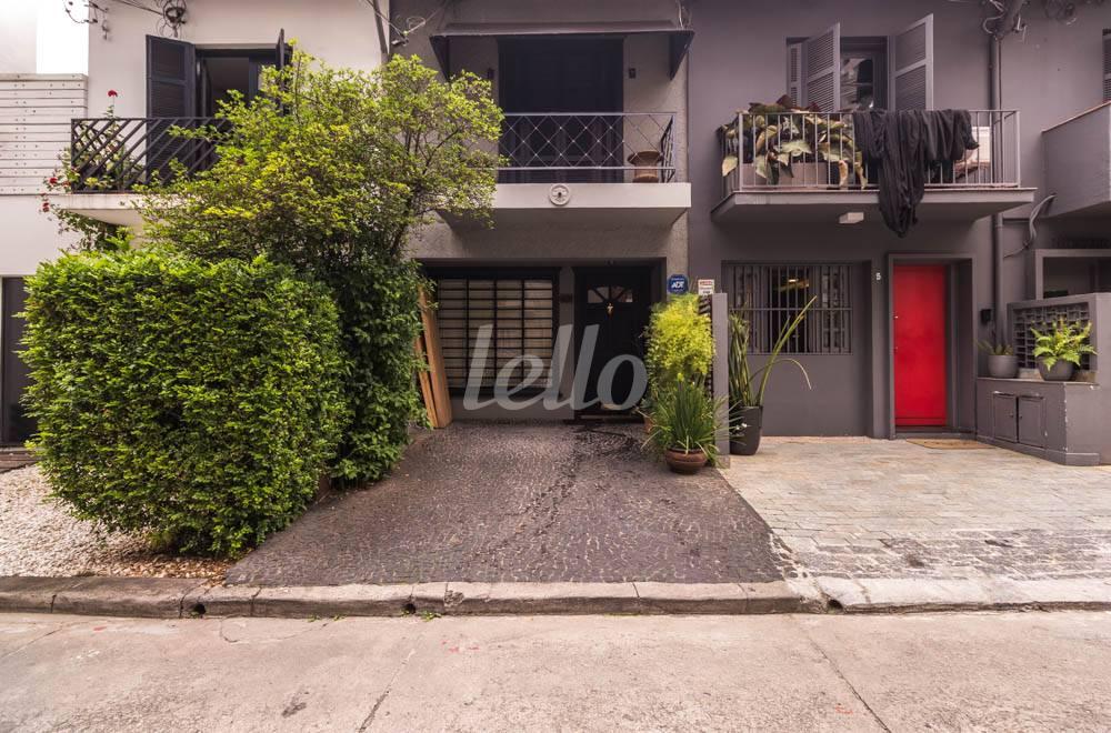FACHADA de Casa à venda, de vila - sobrado com 133 m², 3 quartos e 1 vaga em Itaim Bibi - São Paulo