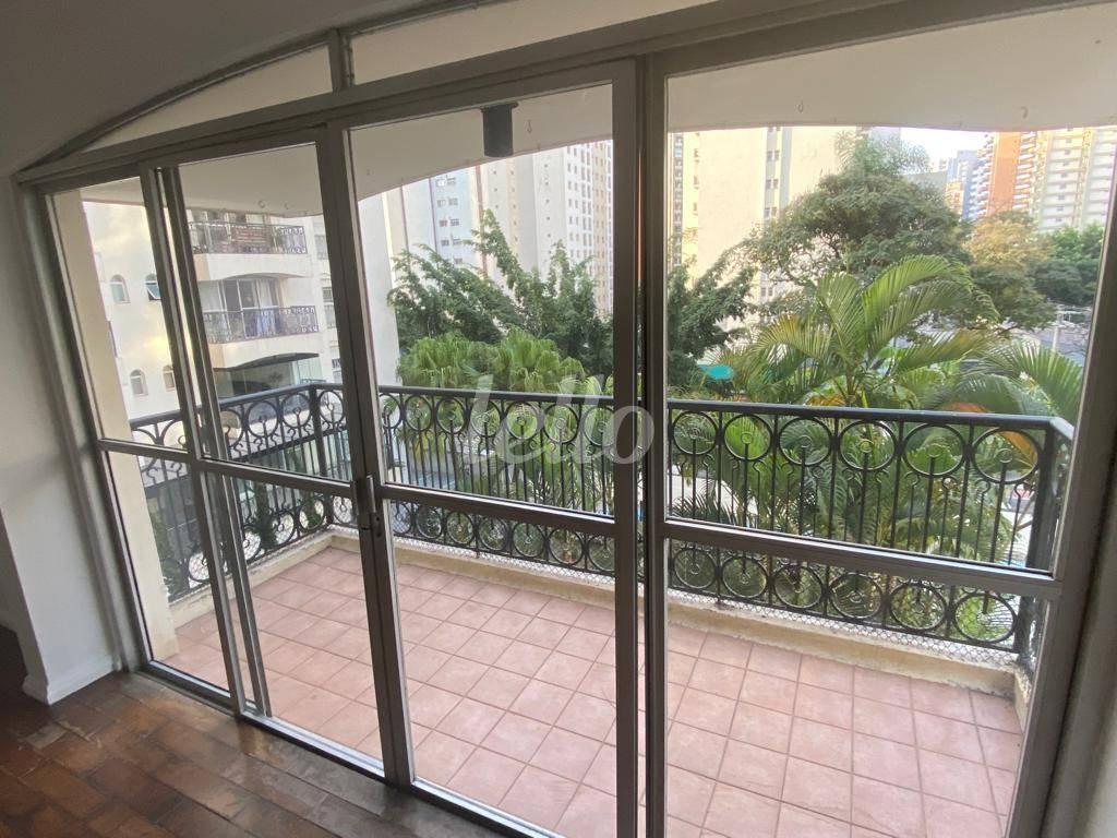 VARANDA de Apartamento à venda, Padrão com 135 m², 3 quartos e 1 vaga em Indianópolis - São Paulo