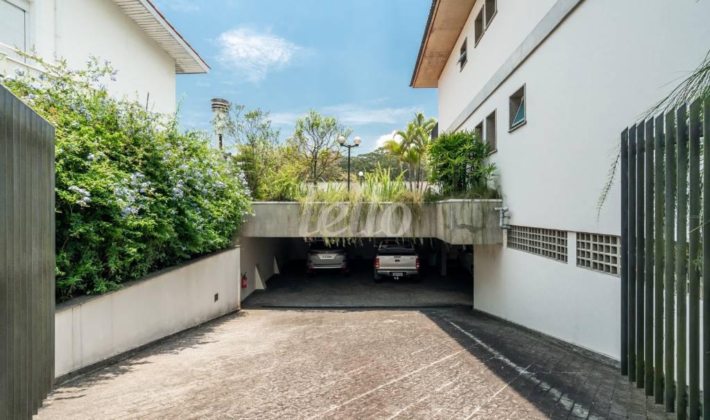 GARAGENS de Casa à venda, sobrado com 625 m², 4 quartos e 4 vagas em Jardim Marajoara - São Paulo
