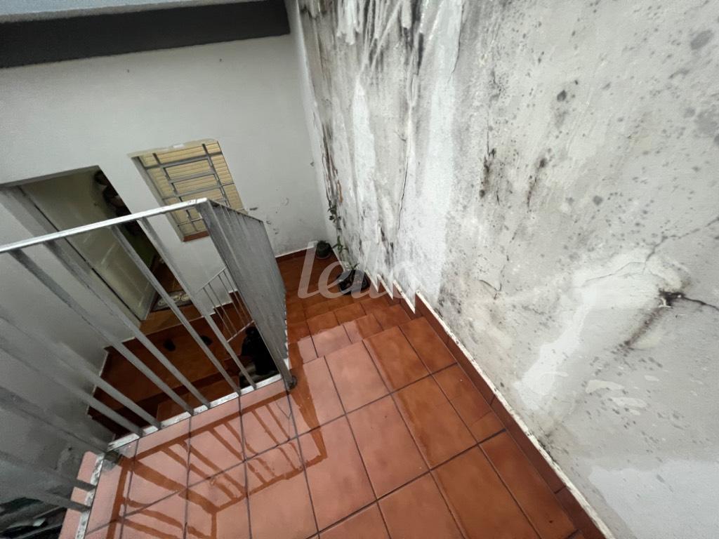 ESCADA TERRAÇO-QUINTAL de Casa à venda, térrea com 150 m², 4 quartos e 2 vagas em Mooca - São Paulo