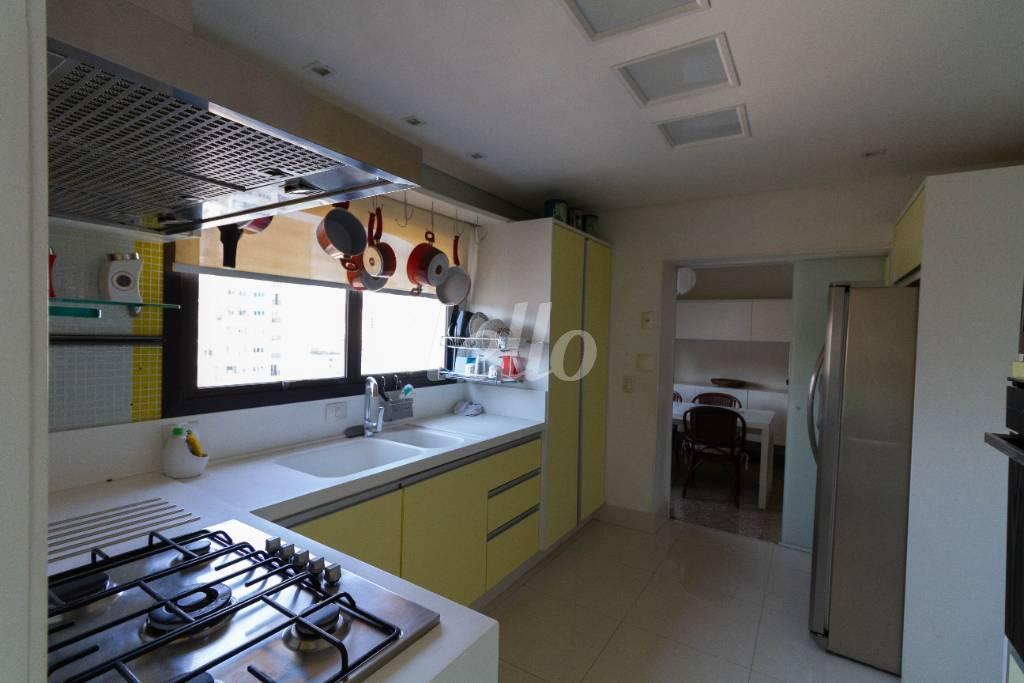 COZINHA de Apartamento para alugar, Padrão com 240 m², 4 quartos e 4 vagas em Jardim Paulista - São Paulo