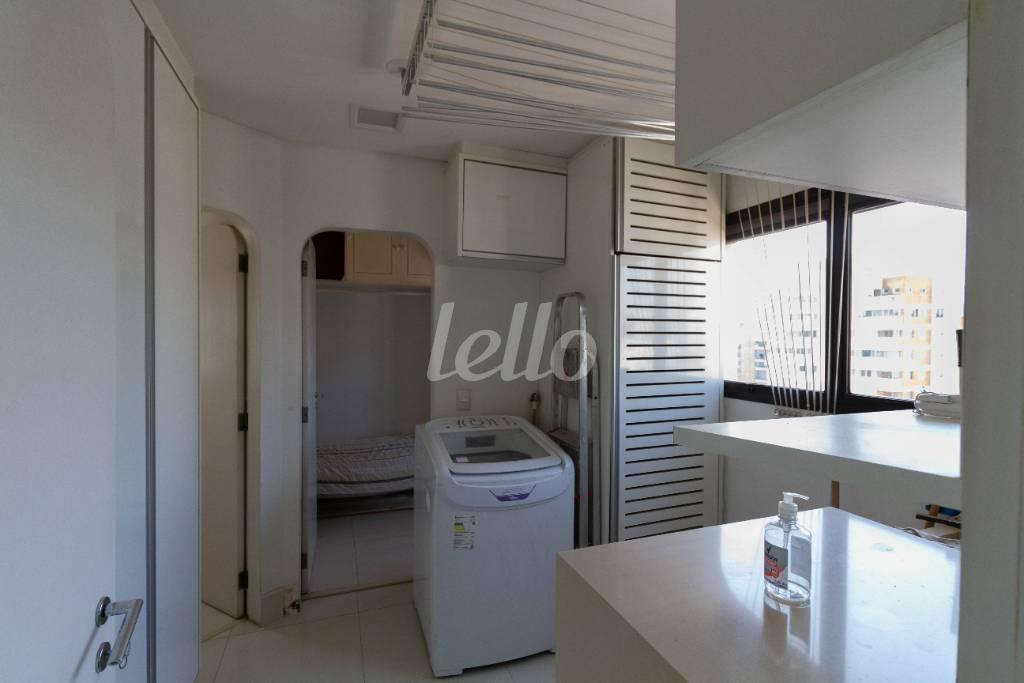 ÁREA DE SERVIÇO de Apartamento para alugar, Padrão com 240 m², 4 quartos e 4 vagas em Jardim Paulista - São Paulo