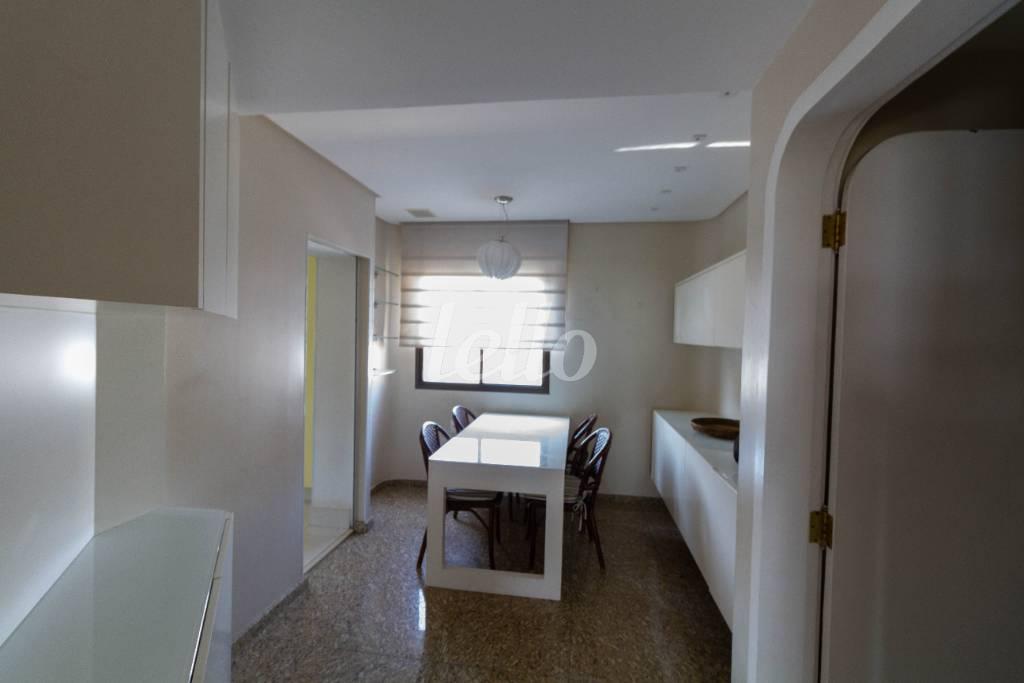 COPA de Apartamento para alugar, Padrão com 240 m², 4 quartos e 4 vagas em Jardim Paulista - São Paulo
