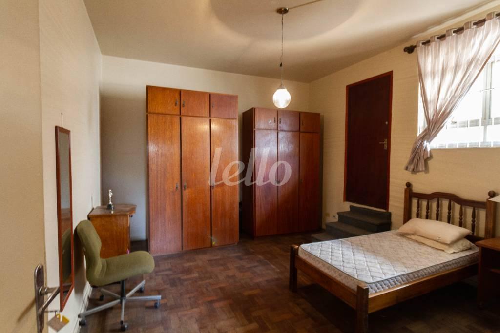 DORMITÓRIO 1 INFERIOR de Casa para alugar, sobrado com 670 m², 6 quartos e 3 vagas em Cerqueira César - São Paulo