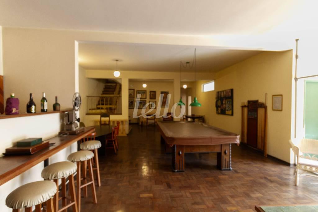 SALÃO ANDAR INFERIOR de Casa para alugar, sobrado com 670 m², 6 quartos e 3 vagas em Cerqueira César - São Paulo