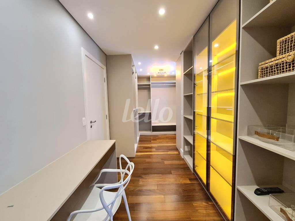 CLOSET de Apartamento à venda, Padrão com 192 m², 3 quartos e 4 vagas em Campo Belo - São Paulo