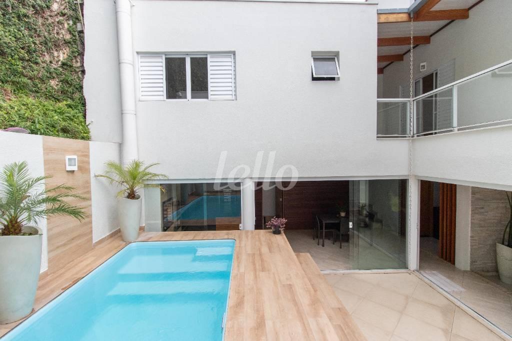 PISCINA E QUINTAL de Casa à venda, sobrado com 300 m², 5 quartos e 3 vagas em Jardim Virginia Bianca - São Paulo