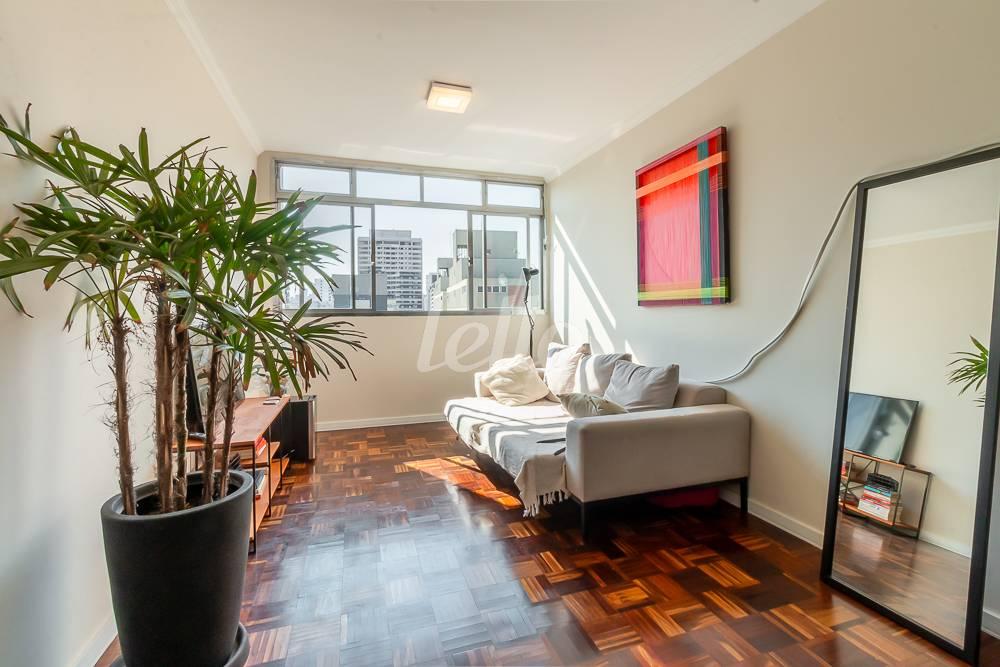 SALA de Apartamento à venda, Padrão com 80 m², 2 quartos e 1 vaga em Jardins - São Paulo