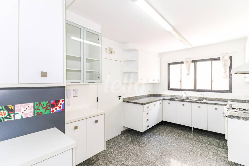 COZINHA de Apartamento para alugar, Padrão com 230 m², 3 quartos e 3 vagas em Brooklin Paulista - São Paulo