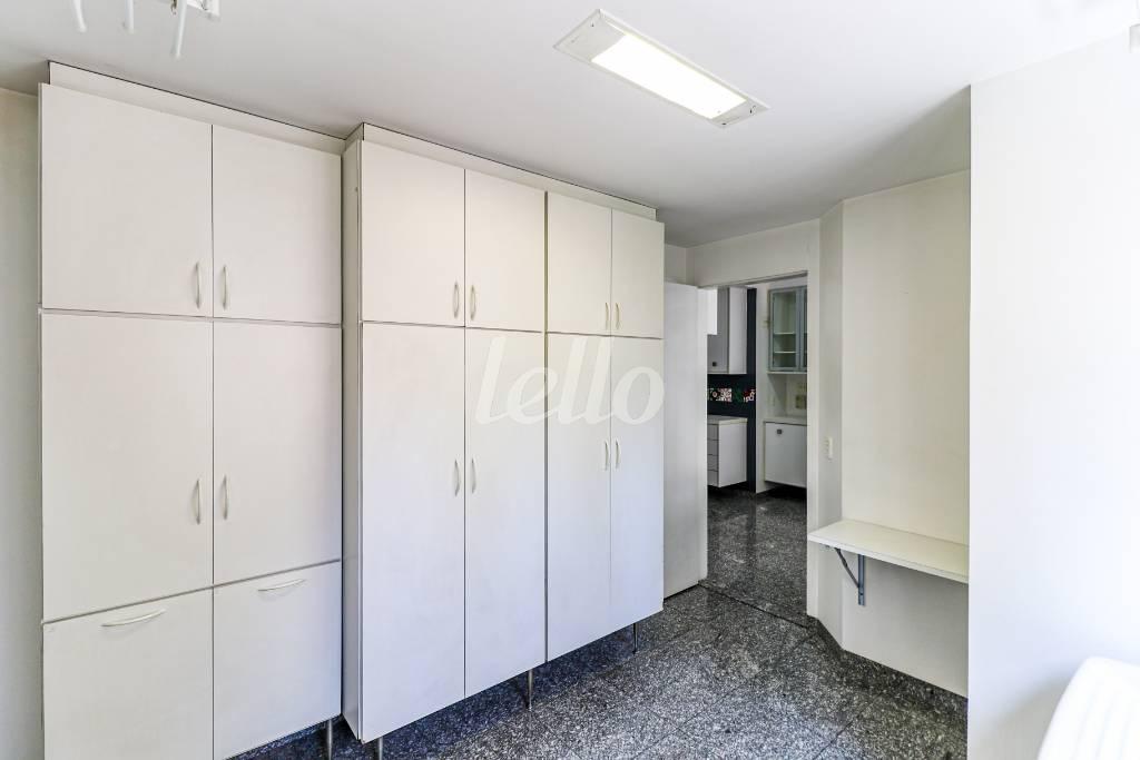 ÁREA DE SERVIÇO de Apartamento para alugar, Padrão com 230 m², 3 quartos e 3 vagas em Brooklin Paulista - São Paulo