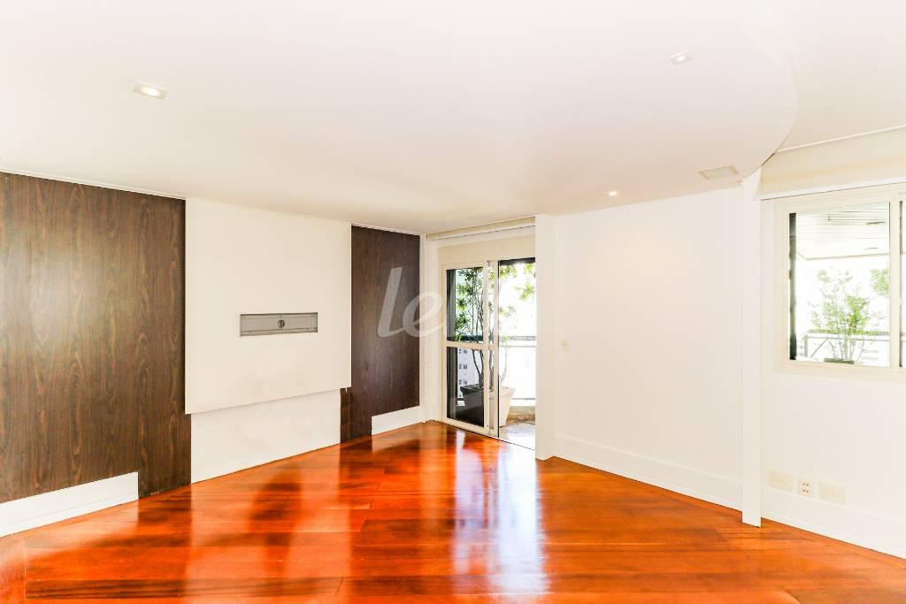 SALA DE TV de Apartamento para alugar, Padrão com 230 m², 3 quartos e 3 vagas em Brooklin Paulista - São Paulo