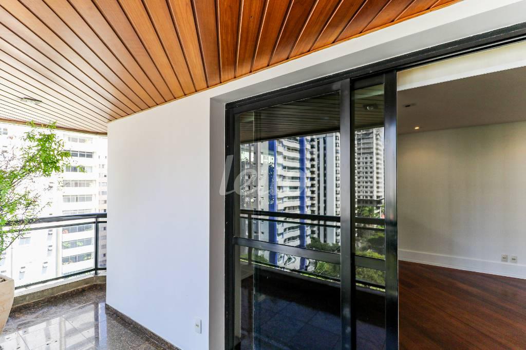VARANDA de Apartamento para alugar, Padrão com 230 m², 3 quartos e 3 vagas em Brooklin Paulista - São Paulo