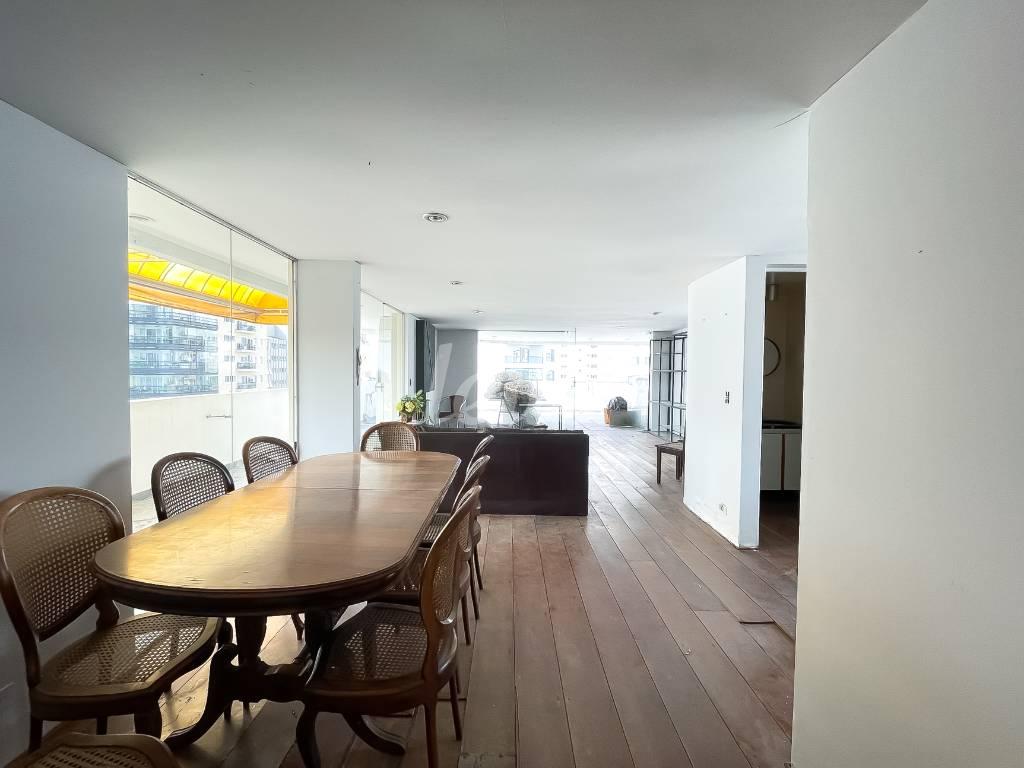 SALA - PISO SUPERIOR de Apartamento à venda, cobertura - Padrão com 260 m², 4 quartos e 2 vagas em Jardim Paulista - São Paulo