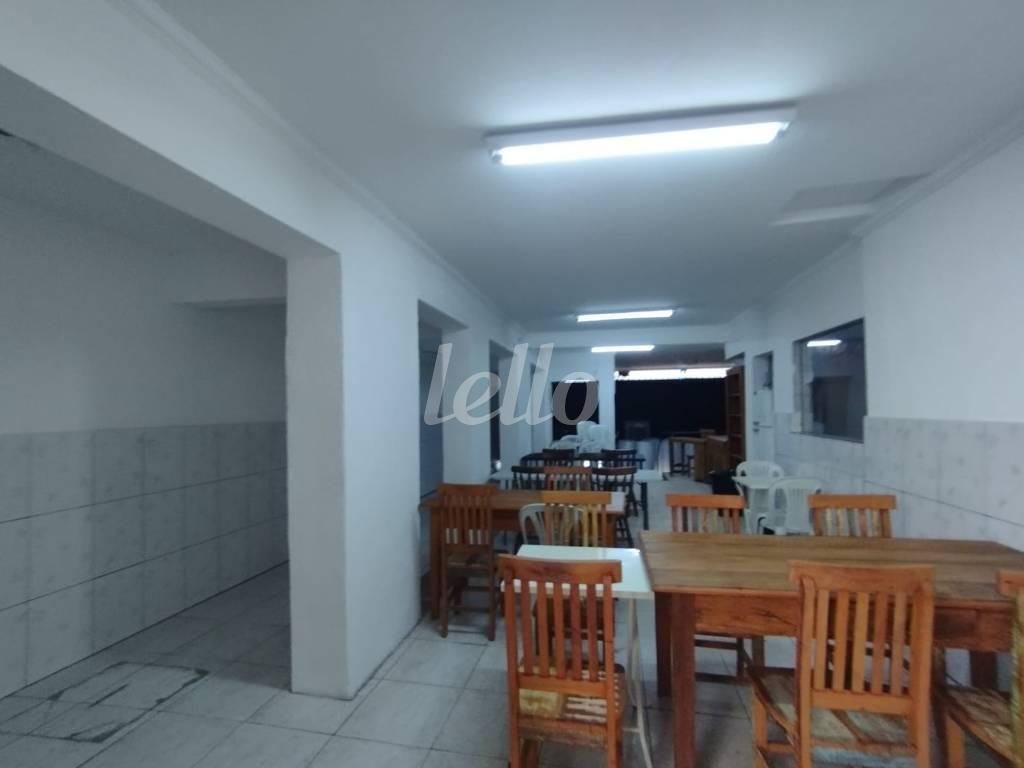 SALÃO de Loja para alugar, Padrão com 240 m², e 1 vaga em Pinheiros - São Paulo