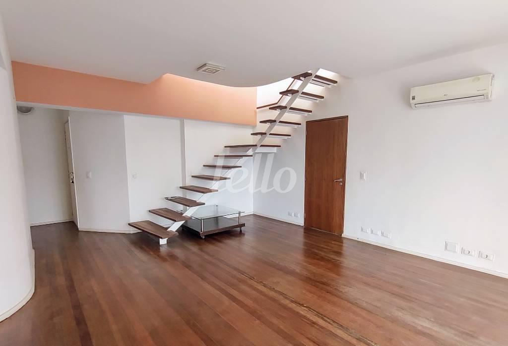 ACESSO PISO SUPERIOR de Apartamento à venda, cobertura - Padrão com 236 m², 3 quartos e 3 vagas em Perdizes - São Paulo