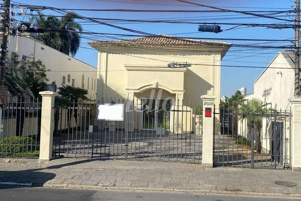 FACHADA de Casa para alugar, sobrado com 200 m², e 12 vagas em Indianópolis - São Paulo
