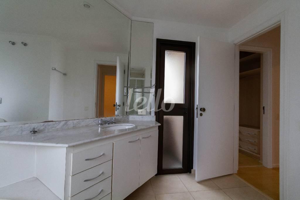BANHEIRO DA SUÍTE de Apartamento para alugar, Padrão com 280 m², 4 quartos e 3 vagas em Jardim Paulista - São Paulo
