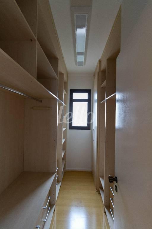 CLOSET 2 DA SUÍTE de Apartamento para alugar, Padrão com 280 m², 4 quartos e 3 vagas em Jardim Paulista - São Paulo