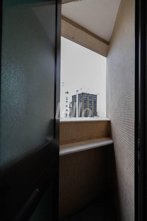 SACADA DO BANHEIRO DA SUÍTE de Apartamento para alugar, Padrão com 280 m², 4 quartos e 3 vagas em Jardim Paulista - São Paulo