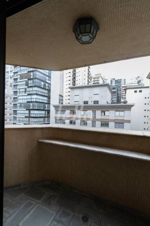 SACADA DO BANHEIRO DA SUÍTE 3 de Apartamento para alugar, Padrão com 280 m², 4 quartos e 3 vagas em Jardim Paulista - São Paulo