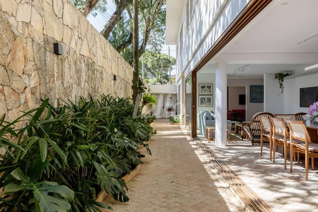 ÁREA EXTERNA de Casa à venda, sobrado com 427 m², 3 quartos e 2 vagas em Indianópolis - São Paulo