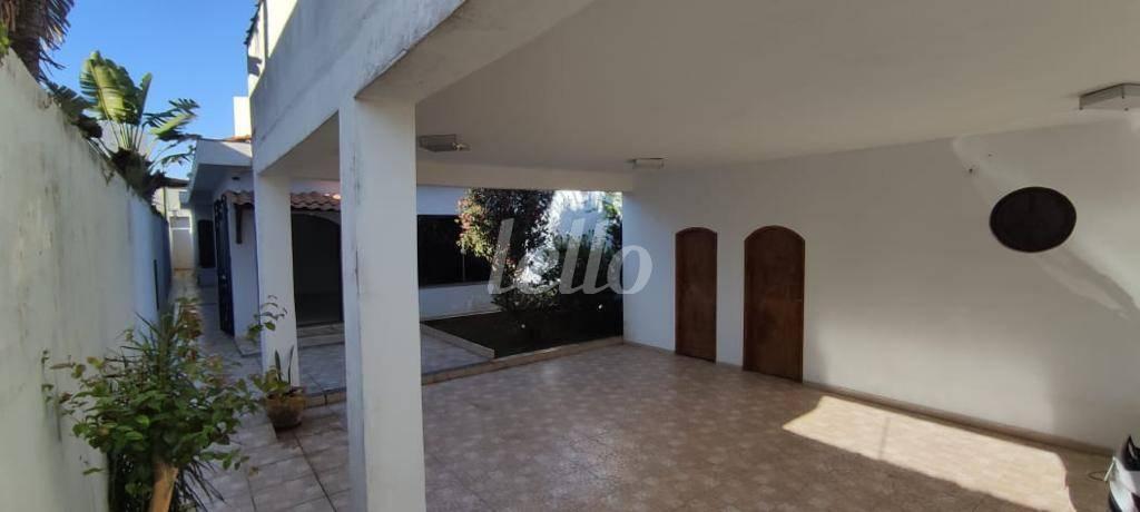ÁREA EXTERNA de Casa à venda, térrea com 287 m², 3 quartos e 4 vagas em Vila Santa Teresa - Santo André