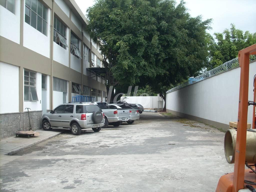 ESTACIONAMENTO de Galpão/Armazém para alugar, Padrão com 3200 m², e 10 vagas em Lapa de Baixo - São Paulo
