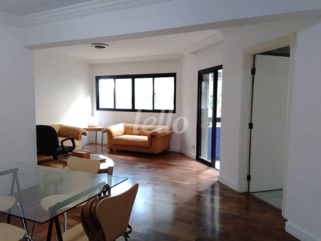 SALA de Apartamento à venda, Padrão com 85 m², 2 quartos e 1 vaga em Vila Olímpia - São Paulo