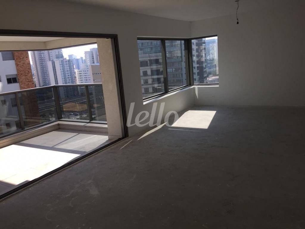 LIVING de Apartamento à venda, Padrão com 192 m², 3 quartos e 4 vagas em Campo Belo - São Paulo