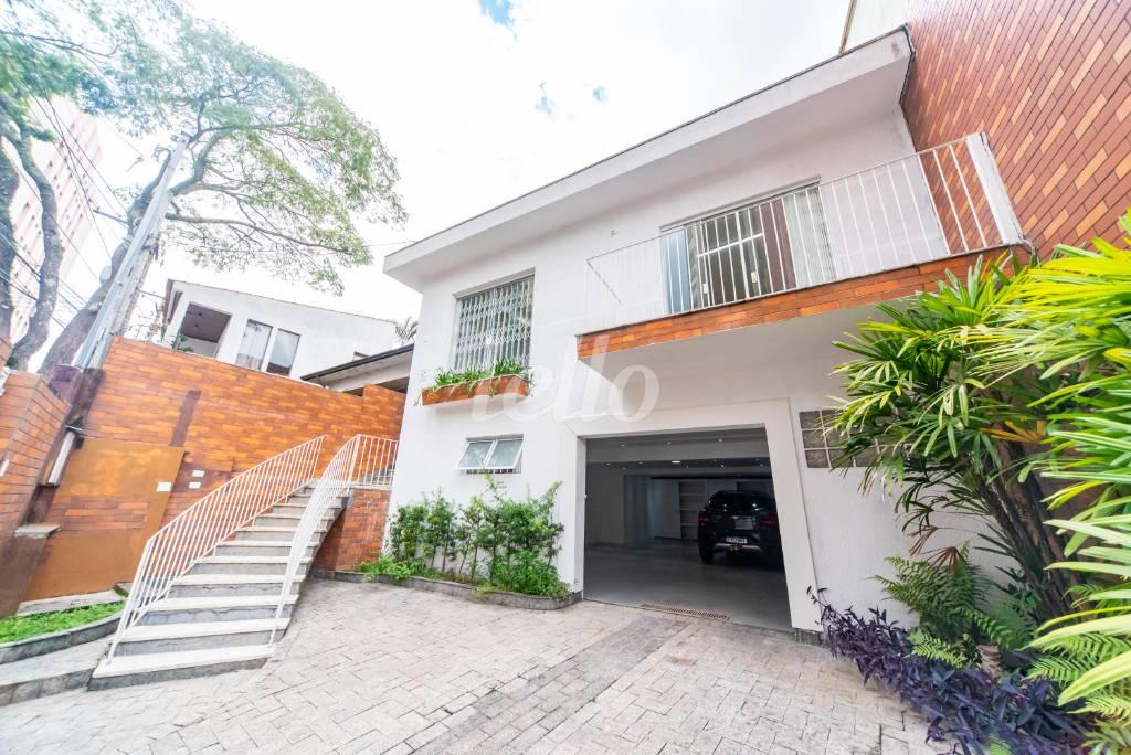 QUINTAL FRENTE de Casa à venda, assobradada com 270 m², 3 quartos e 4 vagas em Centro - Santo André
