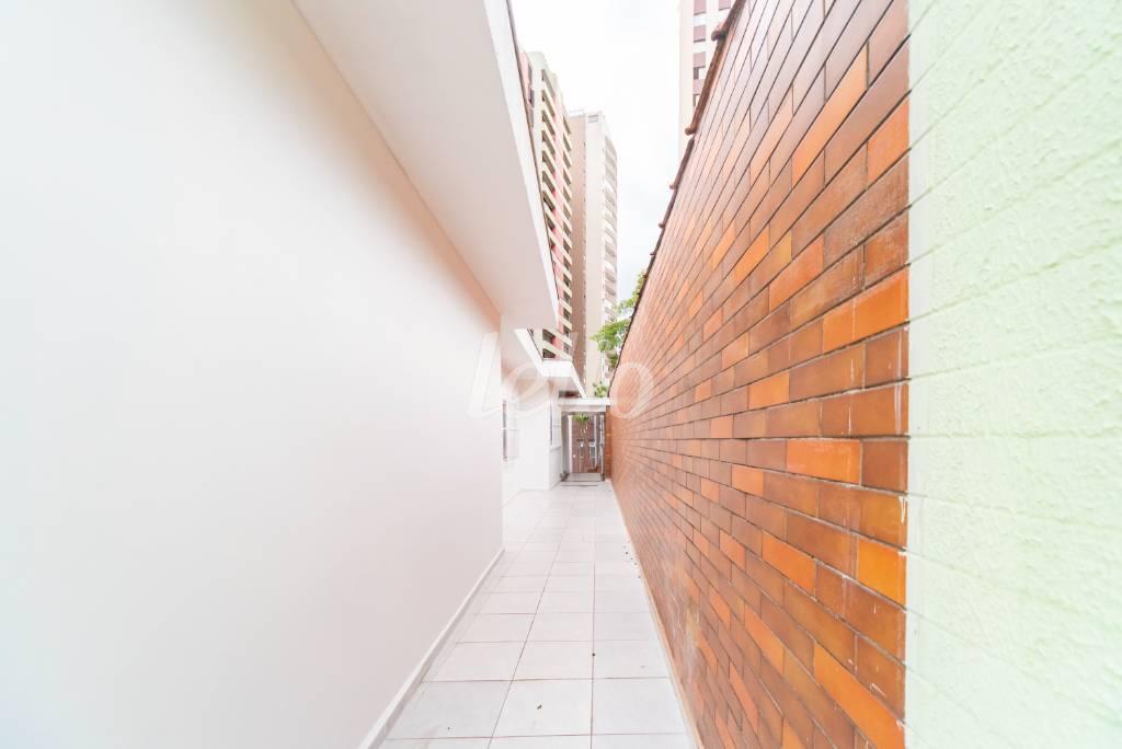 CORREDOR LATERAL de Casa à venda, assobradada com 270 m², 3 quartos e 4 vagas em Centro - Santo André
