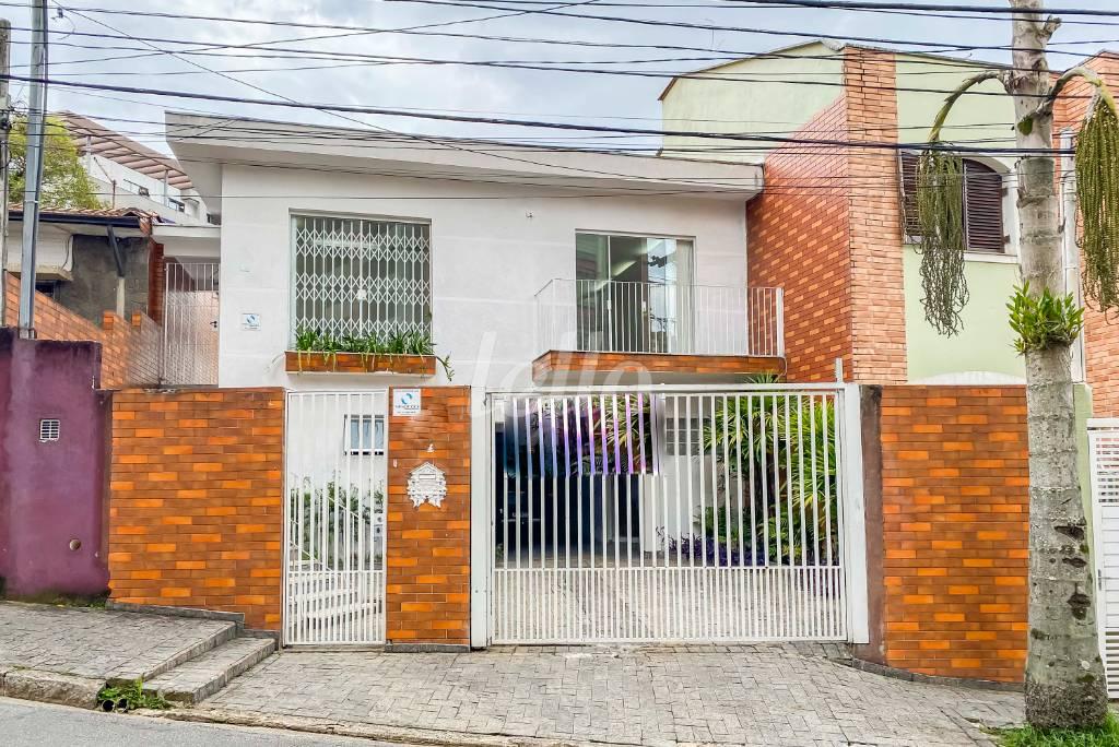 FACHADA de Casa à venda, assobradada com 270 m², 3 quartos e 4 vagas em Centro - Santo André