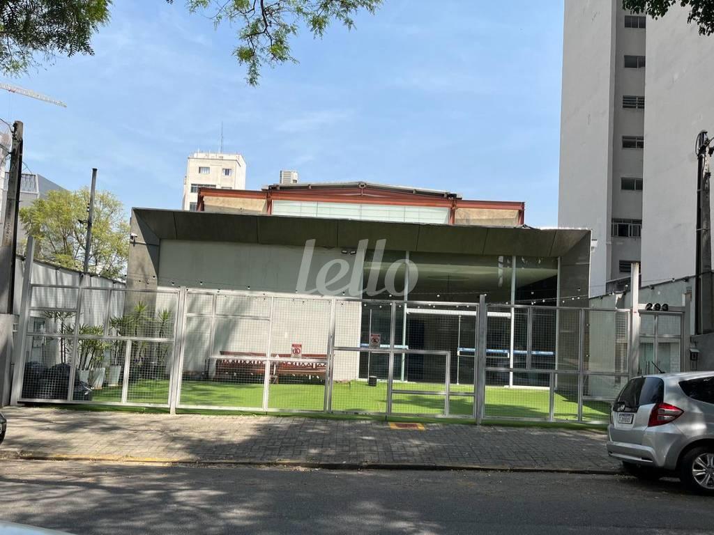 FACHADA de Casa para alugar, sobrado com 805 m², e 8 vagas em Pinheiros - São Paulo
