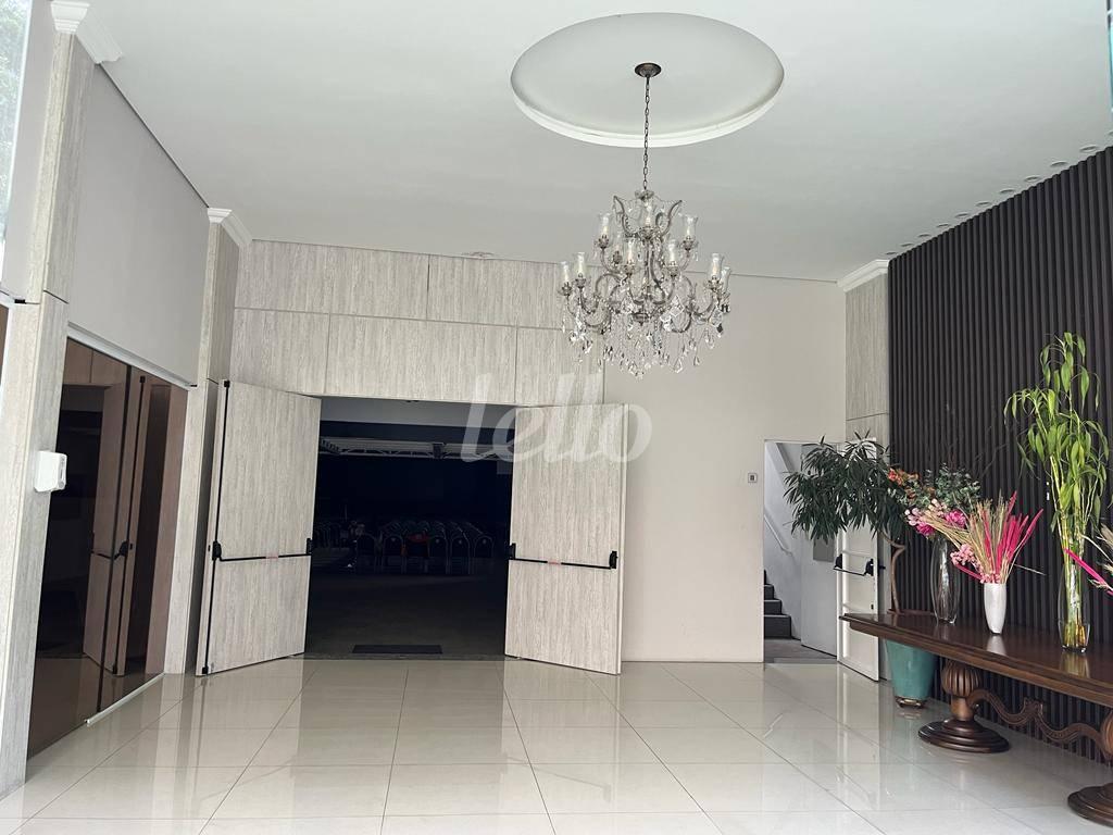 ENTRADA de Casa para alugar, sobrado com 805 m², e 8 vagas em Pinheiros - São Paulo