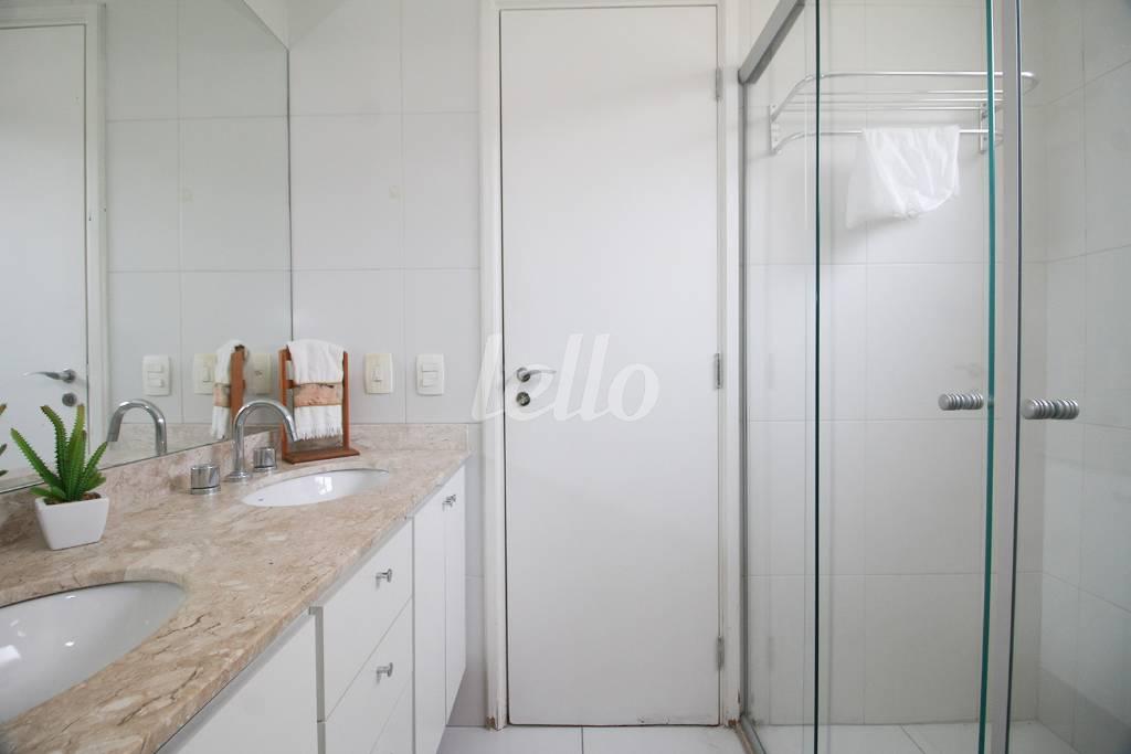 BANHEIRO DA SUÍTE 2 de Apartamento para alugar, Padrão com 136 m², 3 quartos e 3 vagas em Campo Belo - São Paulo