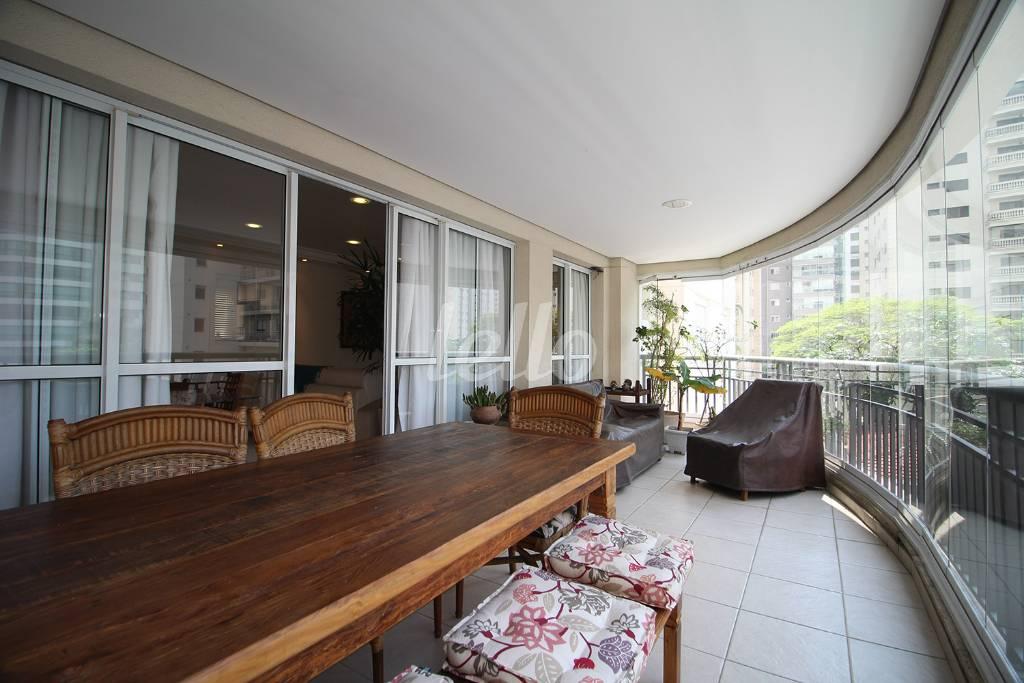 VARANDA de Apartamento para alugar, Padrão com 136 m², 3 quartos e 3 vagas em Campo Belo - São Paulo