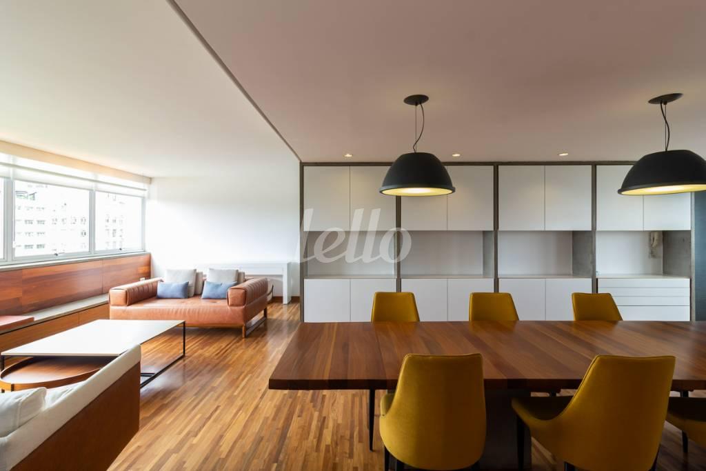 SALA de Apartamento à venda, Padrão com 135 m², 2 quartos e 1 vaga em Jardim Paulista - São Paulo