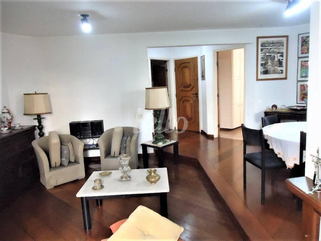LIVING de Apartamento à venda, Padrão com 138 m², 4 quartos e 2 vagas em Brooklin Paulista - São Paulo